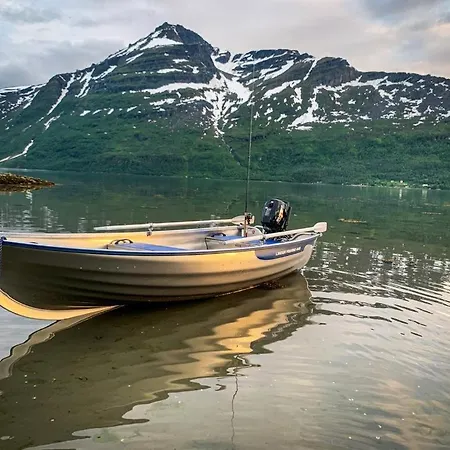 The Red Fjordhouse * Malsnes