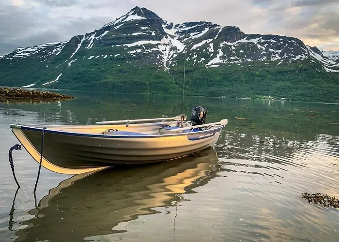 The Red Fjordhouse * Malsnes